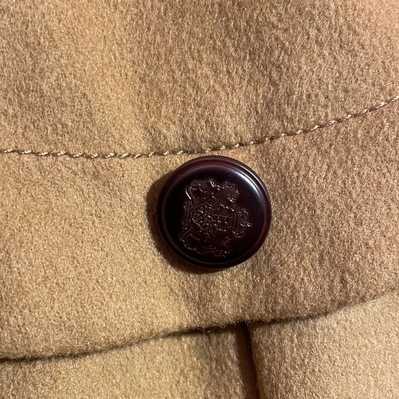 Limited collection wool coat with a symmetrical collar and hood - Picture 5 of 9